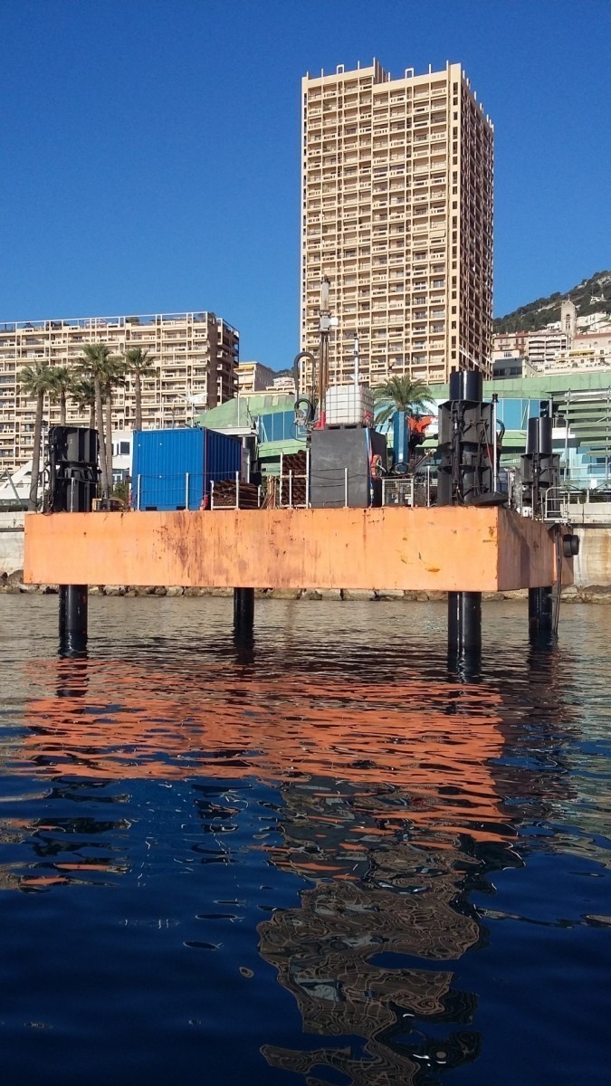 Barge en mer à Monaco